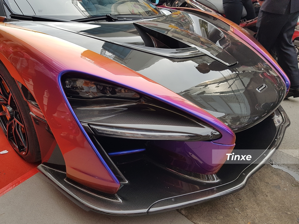 Nguồn cung cấp sức mạnh của McLaren Senna mang màu Cerberus Pearl vẫn là khối động cơ xăng V8, tăng áp kép, dung tích 4.0 lít, lấy từ siêu xe McLaren 720S đã có mặt tại Việt Nam. Tất nhiên, khối động cơ này đã được tinh chỉnh lại nhằm giúp siêu phẩm hàng hiếm McLaren Senna có công suất tối đa lên đến 789 mã lực và mô-men xoắn cực đại 800 Nm.