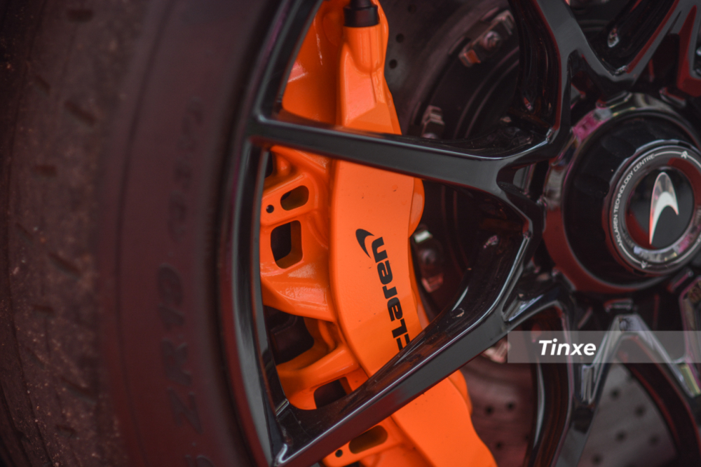 Màu cam cũng được sơn cho kẹp phanh của McLaren Senna