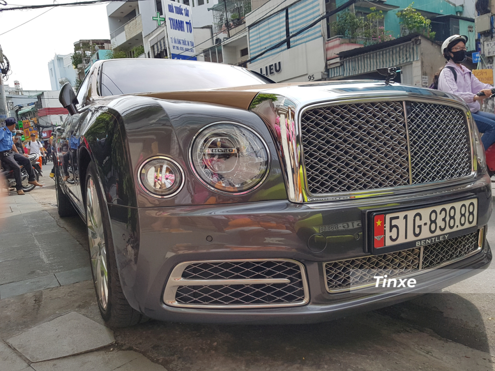 Xe si&ecirc;u sang Bentley Mulsanne EWB cũng được mua ch&iacute;nh h&atilde;ng