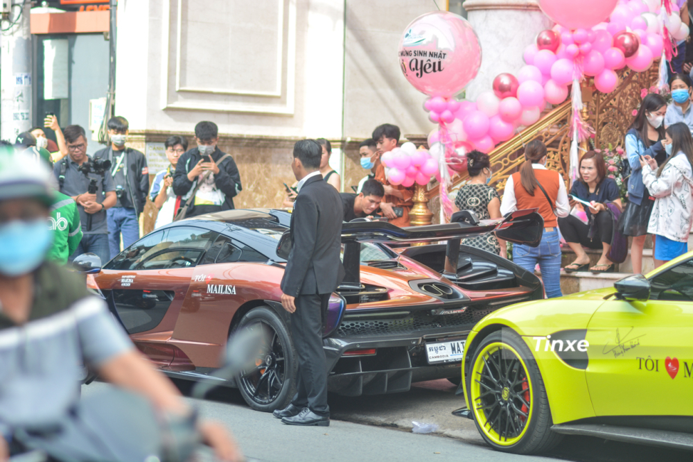 McLaren Senna v&agrave; ph&iacute;a sau l&agrave; Aston Martin V8 Vantage