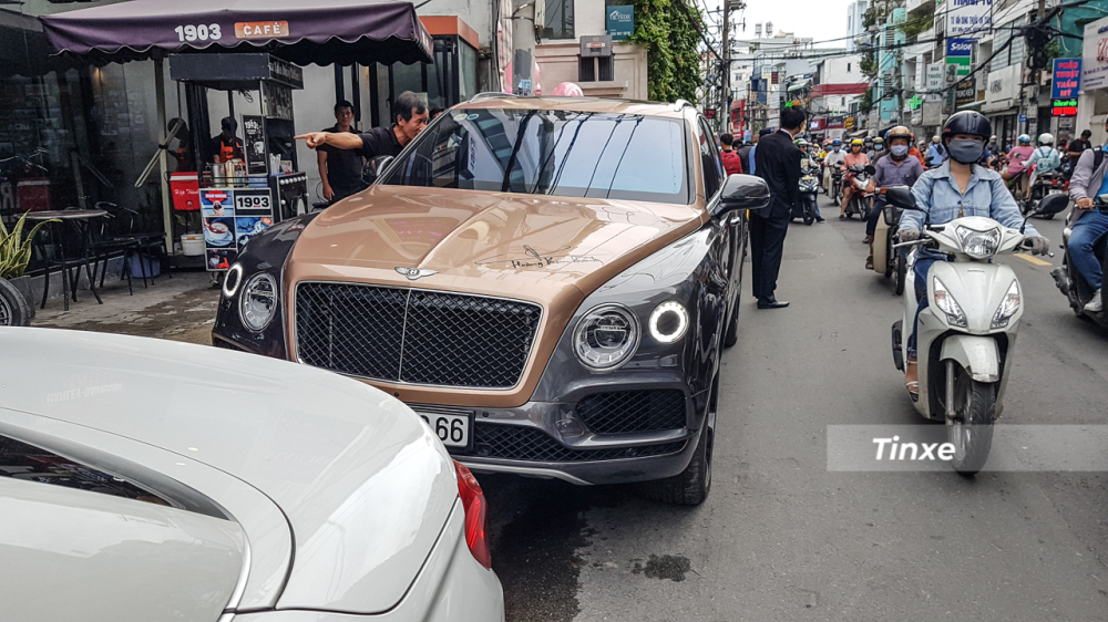 Bentley Bentayga V8 đầu ti&ecirc;n về Việt Nam