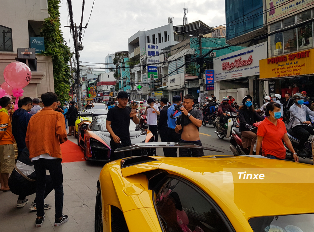 McLaren Senna đỗ giữa Lamborghini Aventador S v&agrave; Aston Martin V8 Vantage