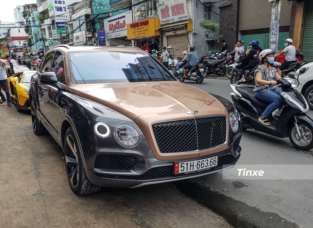 Bentley Bentayga V8 mang biển cặp 66