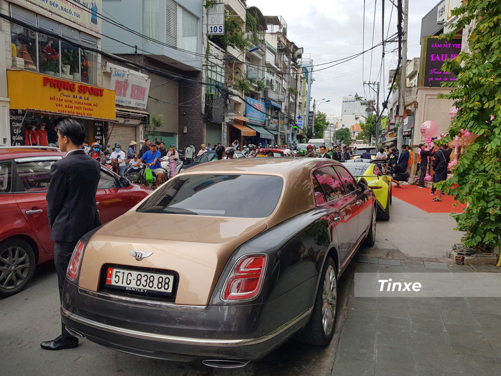 Đỗ h&agrave;ng đầu ti&ecirc;n l&agrave; SUV si&ecirc;u sang của Bentley v&agrave; chốt đo&agrave;n l&agrave; xe si&ecirc;u sang cũng của Bentley