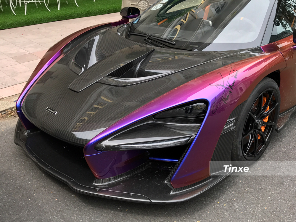 Siêu xe triệu đô McLaren Senna độc nhất vô nhị tại Việt Nam nằm trong số 500 chiếc xe McLaren Senna được sản xuất trên toàn thế giới. Tuy nhiên, chiếc xe McLaren Senna của doanh nhân quận 12 lại có màu sơn độc đáo tắc kè Cerberus Pearl do bộ phận cá nhân hoá MSO của hãng McLaren phát triển và thực hiện. Tuỳ theo góc nhìn mà màu sơn này sẽ cho ra các màu sắc, tím, cam và xanh rất đẹp mắt.