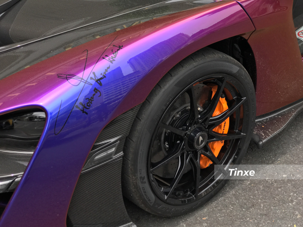 Một số chi tiết khác trên chiếc siêu xe McLaren Senna mang màu Cerberus Pearl cũng được hoàn thành với sợi carbon để giảm trọng lượng cho xe cũng như mang đến cái nhìn hấp dẫn hơn.