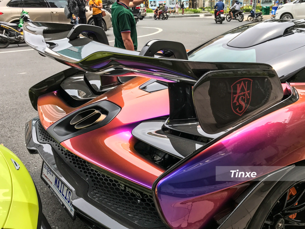 Chưa hết, cánh gió đuôi phía sau của siêu xe McLaren Senna mang màu Cerberus Pearl bằng carbon với logo WS đang gây khó hiểu mang ý nghĩa gì. Nhiều khả năng đây là chi tiết riêng biệt mà chủ nhân đầu tiên của chiếc McLaren Senna độc nhất Việt Nam đã yêu cầu hãng MSO trang trí.