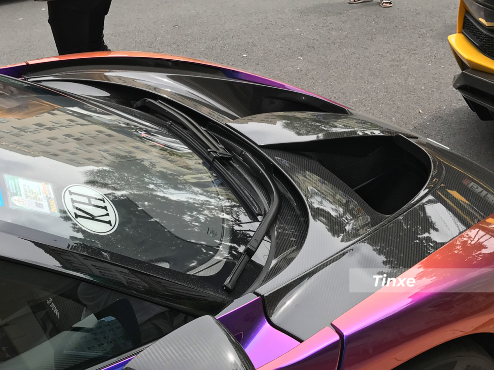 Ngoài bộ áo tắc kè thay đổi theo góc nhìn ra, chiếc siêu xe McLaren Senna này còn có những điểm nhấn ở ngoại thất khác như phần nắp capô của xe bằng carbon bóng.