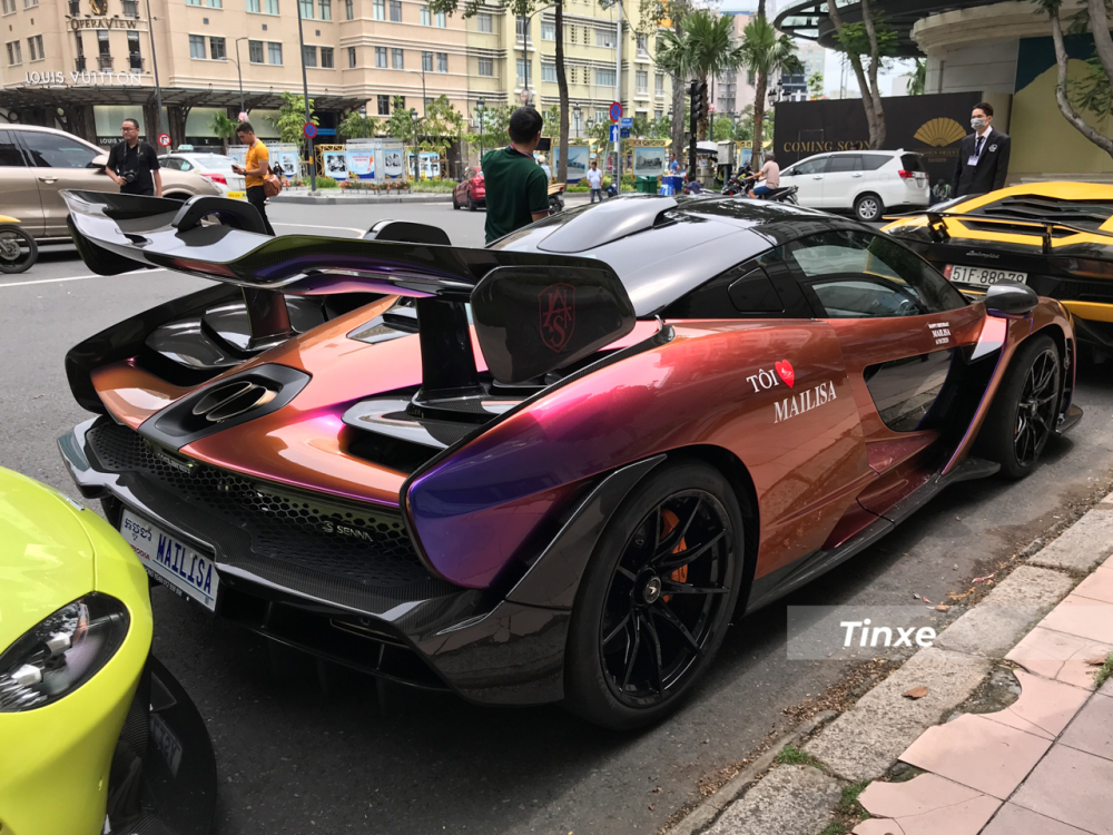 Siêu phẩm McLaren Senna của doanh nhân quận 12 chỉ có đúng một chiếc tại Việt Nam, xe lăn bánh trên đường phố Sài thành vào sáng nay với biển số đăng ký của nước bạn Campuchia. Lý do theo chia sẻ của chủ nhân chiếc McLaren Senna là để đăng ký biển số mang tên của vợ mình. Số xe còn lại của doanh nhân quận 12 đều ra biển Việt Nam, có nhiều chiếc còn gắn biển đẹp rất ấn tượng.