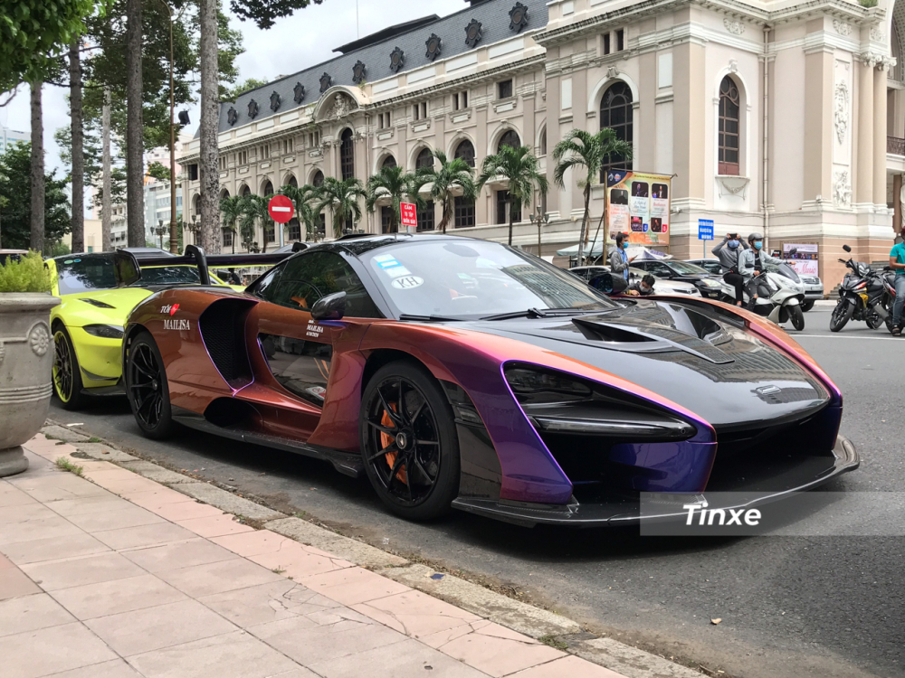 Trong lần đầu tiên cầm lái siêu xe McLaren Senna trên đường phố Việt Nam, doanh nhân quận 12 đã cho xe di chuyển qua nhiều tuyến đường khác nhau trước khi dừng chân tại một nhà hàng quen thuộc ở quận Tân Bình, Thành phố Hồ Chí Minh.