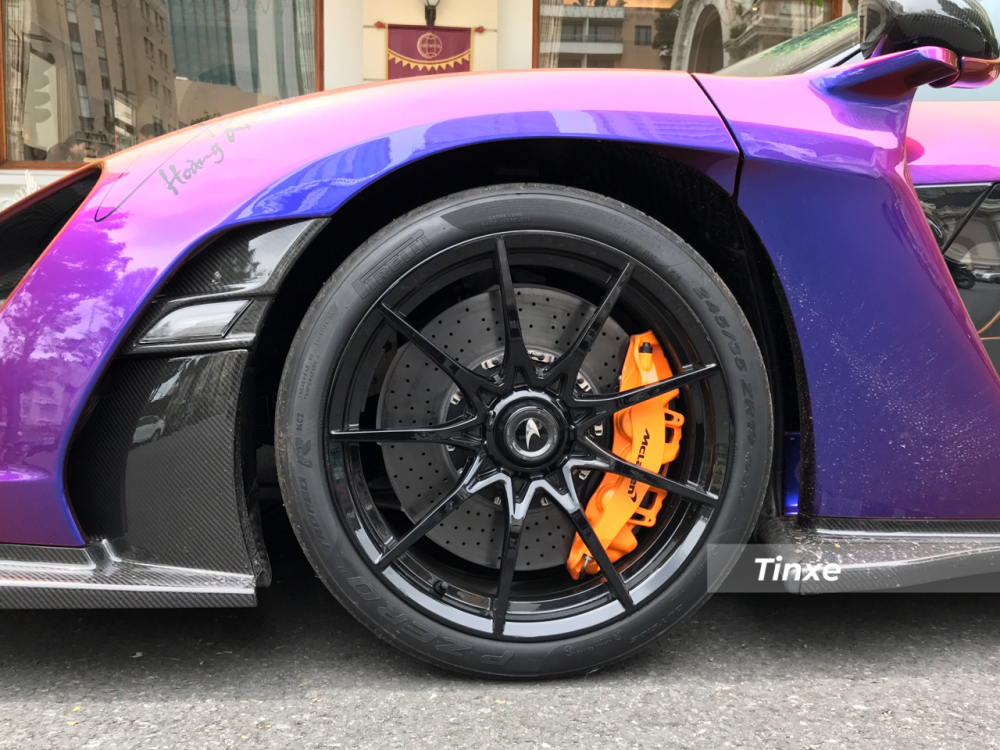 Chưa hết, chiếc siêu xe McLaren Senna mang màu Cerberus Pearl của doanh nhân quận 12 còn có bộ mâm 9 chấu đơn siêu nhẹ sơn màu đen bóng kết hợp cùng kẹp phanh màu cam.