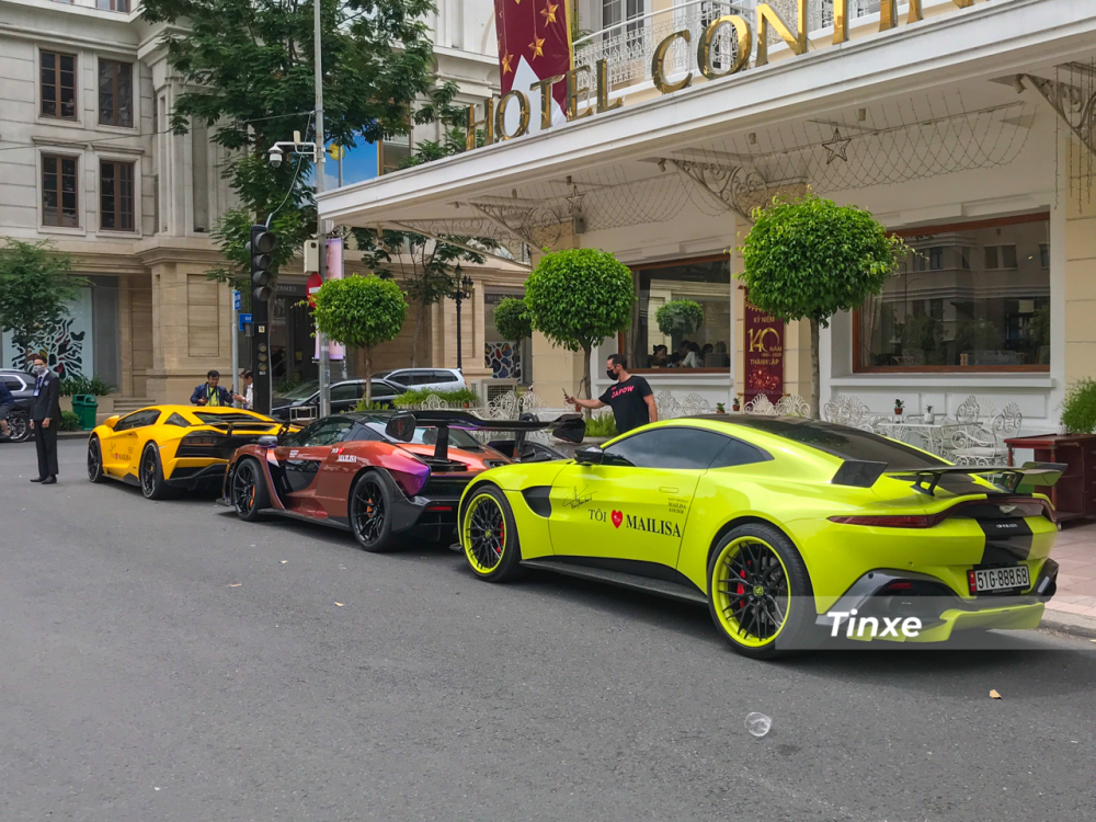 Hơn 11 giờ 30 phút trưa cùng ngày, siêu phẩm McLaren Senna cùng SUV siêu sang Bentley Bentayga V8, siêu xe Lamborghini Aventador S LP740-4, xe thể thao hạng sang Aston Martin Vantage V8 và cuối cùng là xe siêu sang Bentley Mulsanne EWB đã có mặt trên con đường Lam Sơn, gần Nhà hát Thành phố Hồ Chí Minh.