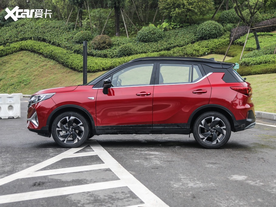 Nhìn từ bên sườn, ta thấy Trumpchi GS3 Power có đầu và đuôi ngắn, bộ la-zăng mang thiết kế tăng cường khí động học