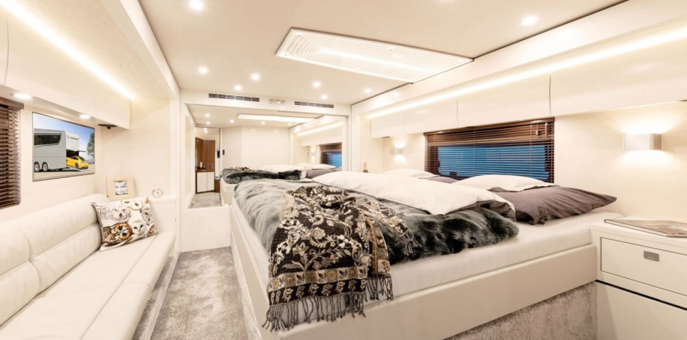 Phòng ngủ chính có trang bị giường lớn, màn hình tv giải trí