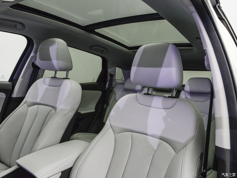 Beijing X7 có cửa sổ trời toàn cảnh