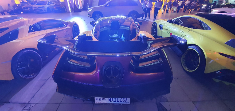 Biển số của chiếc McLaren Senna mang &yacute; nghĩa l&agrave; t&ecirc;n vợ chủ xe