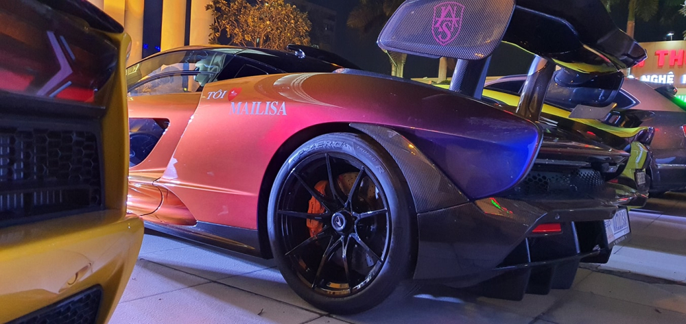 Gi&aacute; xe McLaren Senna tại thị trường nước ngo&agrave;i khoảng 1 triệu đ&ocirc; la chưa bao gồm tuỳ chọn