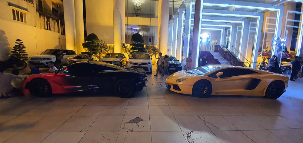 McLaren 720S c&oacute; bộ &aacute;o hai t&ocirc;ng m&agrave;u v&agrave; ph&iacute;a sau l&agrave; Lamborghini Aventador LP700-4 biển tứ qu&yacute; 9