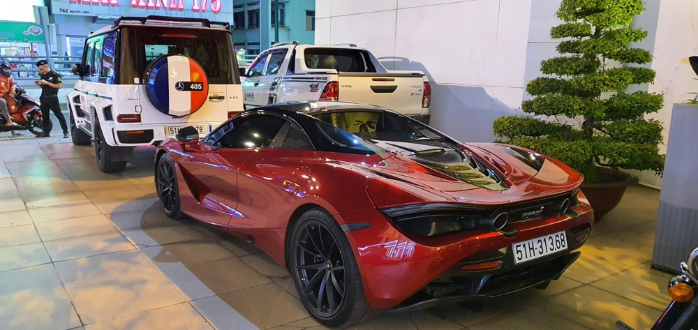 Minh Nhựa l&aacute;i Mercedes-AMG G63 Edition One đi tham dự buổi tiệc v&agrave; cất Pagani Huayra ở nh&agrave;. Ph&iacute;a sau xe của Minh Nhựa l&agrave; McLaren 720S Spider