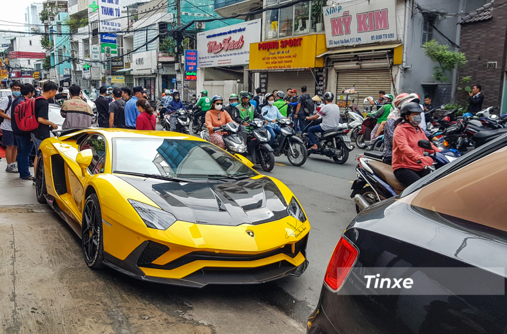 Đoàn siêu xe, xe siêu sang của doanh nhân quận 12 đỗ tại đường Huỳnh Văn Bánh vào sáng sớm ngày 6 tháng 10