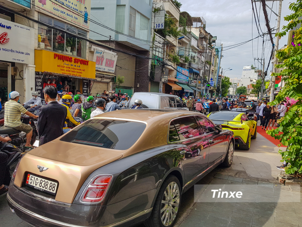 Một hàng dài phương tiện nhích từng chút một khi lưu thông từ đường Huỳnh Văn Bánh ra Nguyễn Văn Trỗi, quận Phú Nhuận