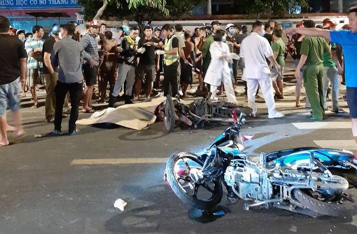 Lực lượng y tế đang làm việc tại hiện trường vụ tai nạn