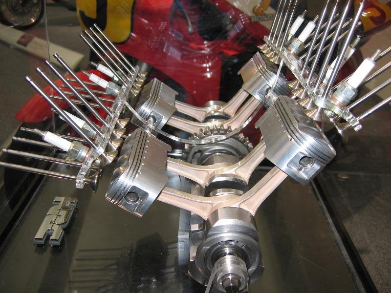 Khối động cơ V8 của Honda được biến đổi th&agrave;nh động cơ V4