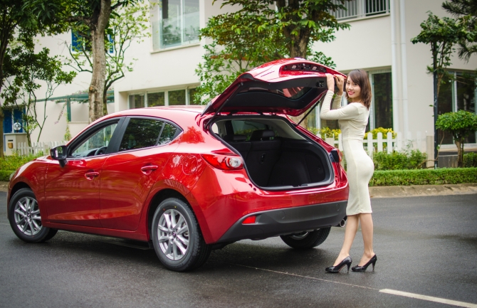Xe hatchback hạng C phổ biến tr&ecirc;n thị trường Việt Nam như Mazda 3, Kia Cerato.