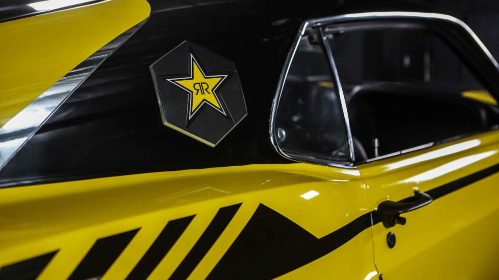 Trên xe có không ít huy hiệu Rockstar