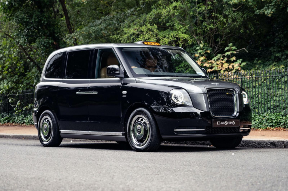 Phía trước của Sutton VIP Class LEVC