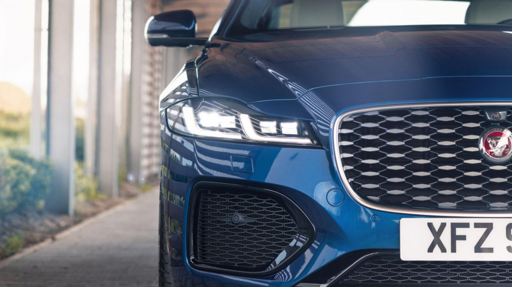 Cận cảnh cụm đèn pha của Jaguar XF 2021 Cận cảnh cụm đèn pha của Jaguar XF 2021