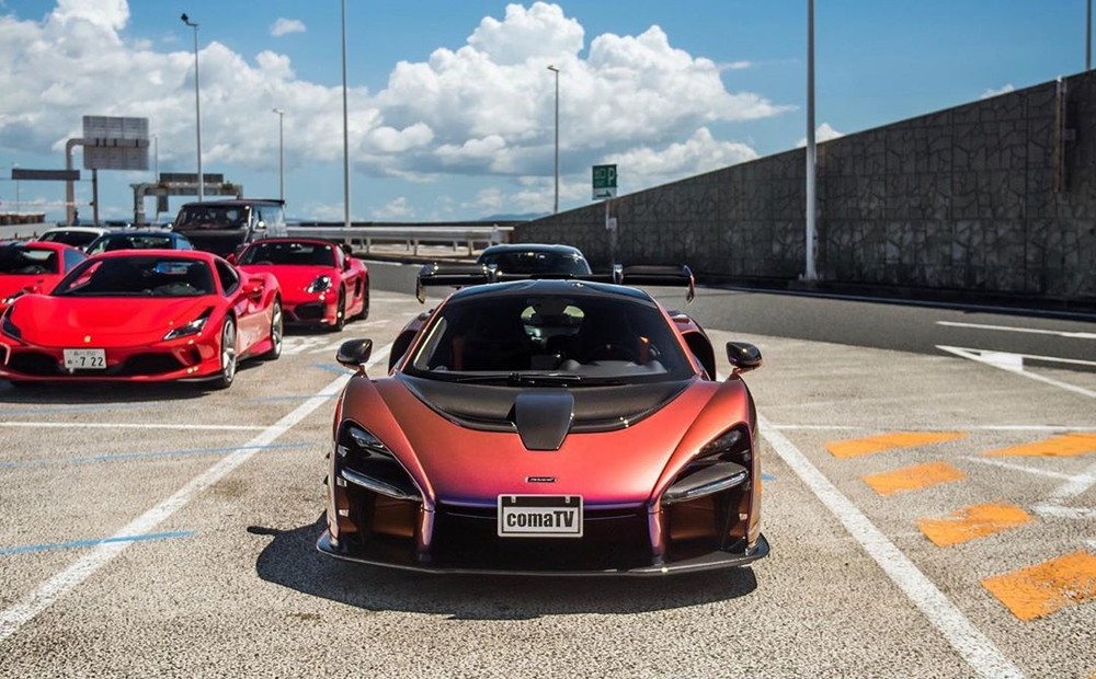 Còn đây là McLaren Senna mang màu Cerberus Pearl đang lăn bánh ở Nhật Bản. 2 xe có chung màu sơn Cerberus Pearl nhưng có cách phối khác nhau