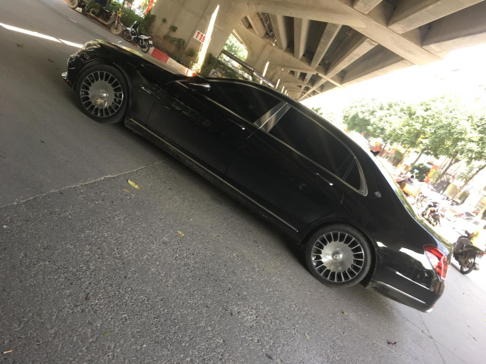 Chiếc xe si&ecirc;u sang Mercedes-Maybach S-Class tại hiện trường vụ va chạm giao th&ocirc;ng