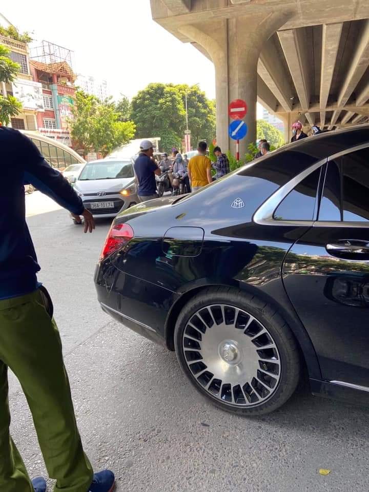 Vụ va chạm giao th&ocirc;ng n&agrave;y thu h&uacute;t sự ch&uacute; &yacute; của người đi đường