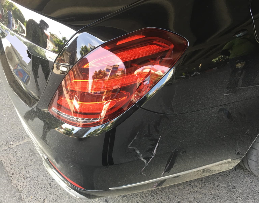 Nếu chủ xe bắt đền, nam thanh ni&ecirc;n chạy xe m&aacute;y c&oacute; thể phải b&aacute;n nh&agrave; đi m&agrave; đền