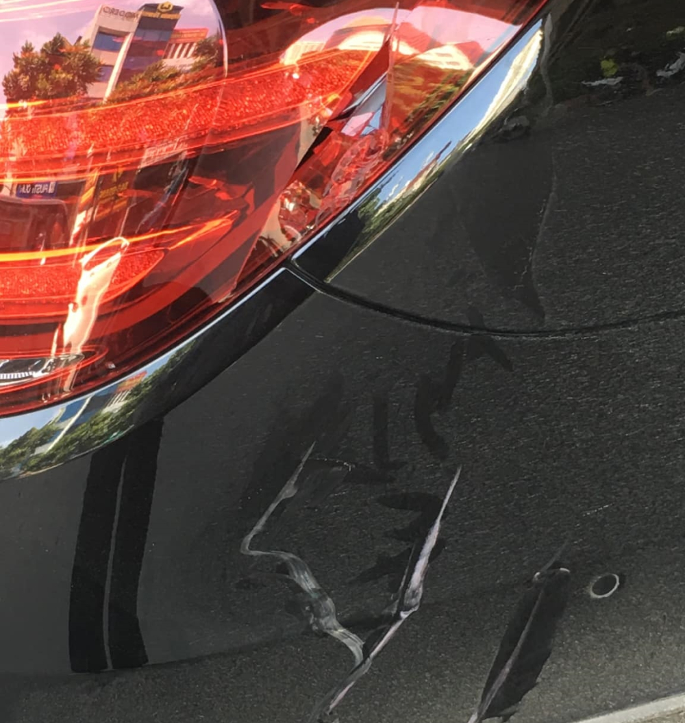 Đ&acirc;y l&agrave; thiệt hại của chiếc Mercedes-Maybach S-Class sau va chạm giao th&ocirc;ng với xe m&aacute;y