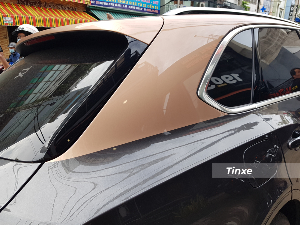 Trái tim này giúp mẫu SUV siêu sang đầu tiên của Bentley có thời gian tăng tốc từ vị trí xuất phát lên 100 km/h chỉ trong 4,5 giây trước khi đạt vận tốc tối đa 289 km/h. Ngoài việc được trang bị động cơ yếu hơn so với phiên bản W12, Bentley Bentayga V8 còn có một lợi thế khác chính là giảm cân 45 kg, xuống mức 2.395 kg.