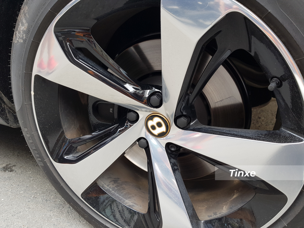 Chưa hết, Bentley Bentayga V8 còn là mẫu xe được trang bị đĩa phanh trước lớn nhất thế giới từ trước đến nay với đường kính lên đến 440 mm. Danh hiệu này từng thuộc về siêu SUV Lamborghini Urus với đường kính 439 mm.