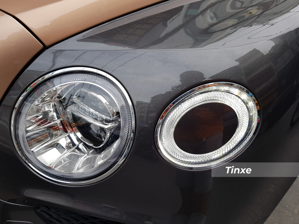Giá xe Bentley Bentayga V8 mới nhất tại Việt Nam theo diện phân phối chính hãng dành cho phiên bản 5 chỗ ngồi là 12,09 tỷ đồng, kế đến là bản 5 chỗ ngồi có giá 15,8 tỷ đồng và cuối cùng là Bentley Bentayga V8 bản 7 chỗ ngồi có giá 16,1 tỷ đồng.