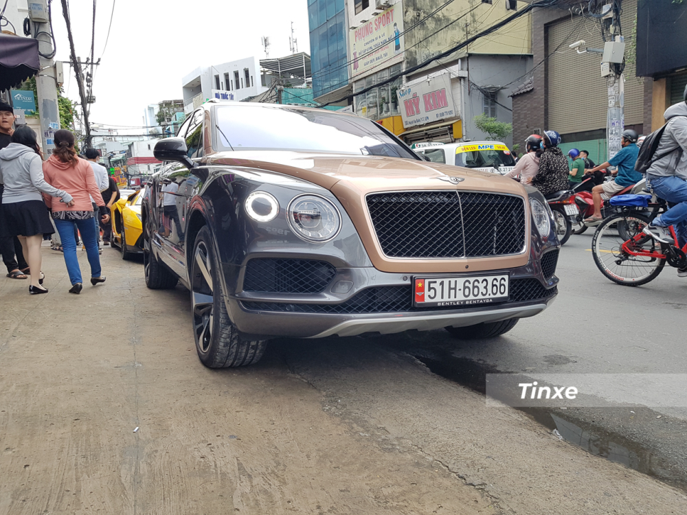 Theo như bảng tính giá lệ phí trước bạ Bentley Bentayga mới nhất dành cho phiên bản sử dụng động cơ V8 có đến 3 mức giá tính khác nhau. Thấp nhất là Bentley Bentayga V8 bản 5 chỗ, kế đến là 4 chỗ và cao nhất chính là Bentley Bentayga V8 bản 7 chỗ.