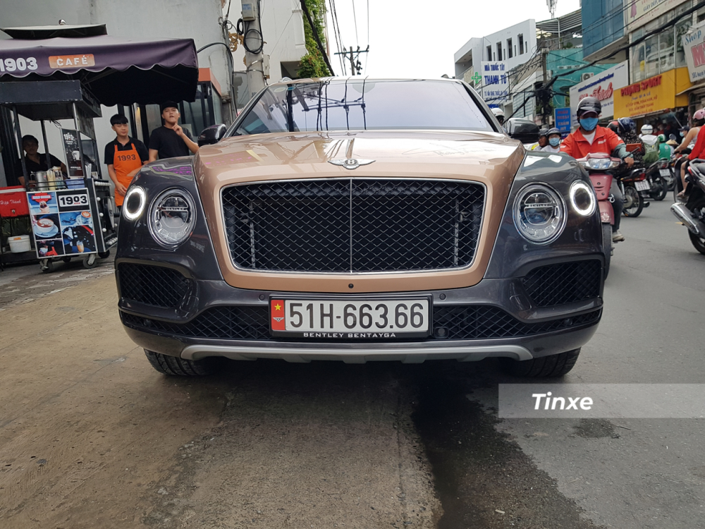 Chiếc SUV siêu sang Bentley Bentayga V8 này được phối ngoại thất với hai tông màu y hệt mẫu xe siêu sang Bentley Mulsanne EWB có mặt trong garage của chủ nhân chiếc xe McLaren Senna từ trước. Không những thế, xe còn mang biển số cặp 66 rất đẹp mắt. Có thể thấy, ngoại trừ McLaren Senna đeo biển Campuchia, dàn xe còn lại của doanh nhân quận 12 đều được mua chính hãng, ra biển trắng và còn là biển siêu đẹp.