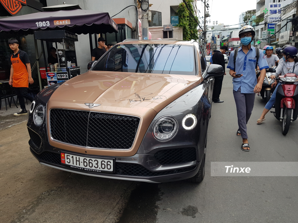 Dàn siêu xe, xe siêu sang và SUV siêu sang có tổng trị giá hơn 180 tỷ đồng của doanh nhân quận 12, Tp.HCM, đã liên tục khuấy động các con đường tại Sài thành vào ngày 6 tháng 10 năm 2020 bằng màn di chuyển theo đoàn đẹp mắt. Trong đó, chiếc Bentley Bentayga V8 chính là mẫu xe gầm cao máy mạnh nhất mà chủ nhân của McLaren Senna đang sở hữu.