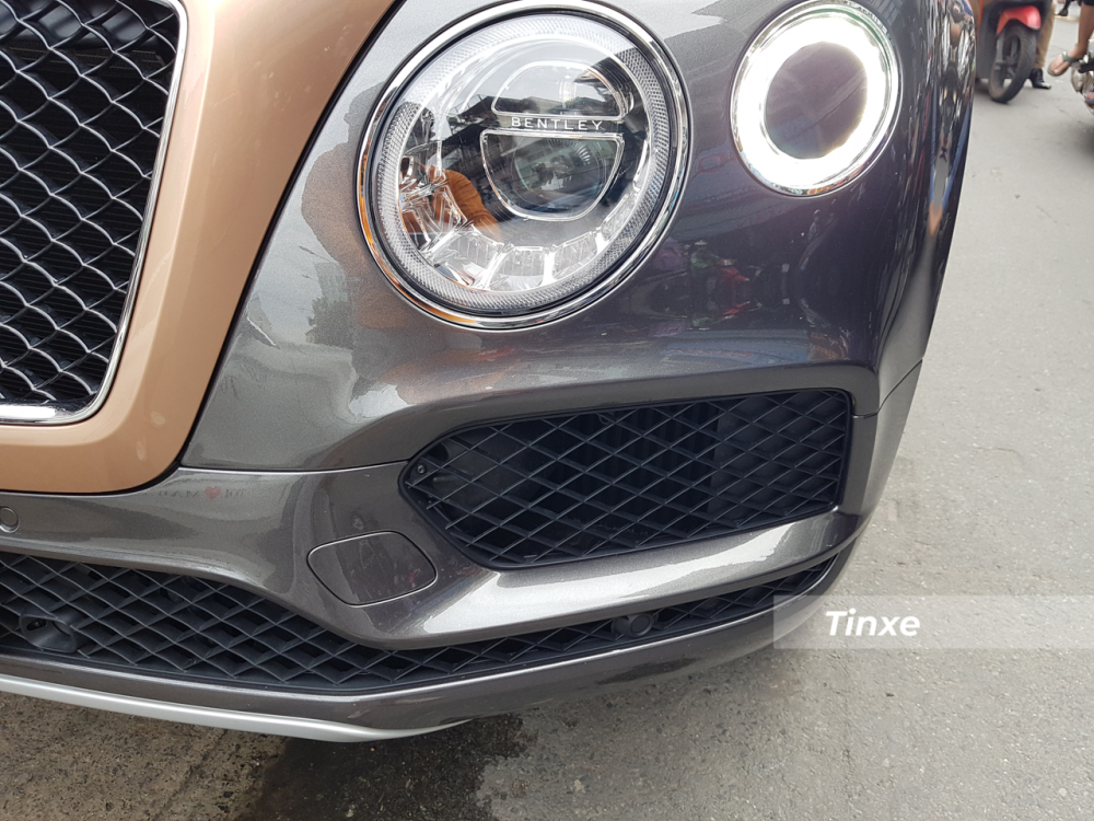 Đây là màu sắc được hãng Bentley thiết kế riêng cho những mẫu xe được đặt hàng và sản xuất từ tháng 10/2018 đến hết 10/2019 để kỷ niệm cột mốc đáng nhớ sinh nhật thứ 100 của hãng xe Bentley.