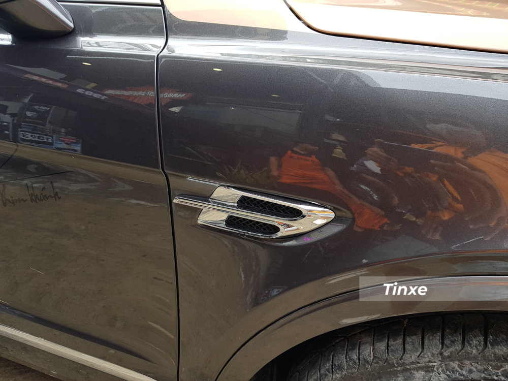 SUV siêu sang Bentley Bentayga phiên bản kỷ niệm 100 năm đầu tiên về Việt Nam của chủ xe McLaren Senna được trang bị động cơ xăng V8, tăng áp kép, dung tích 4.0 lít, sẽ sản sinh công suất tối đa 542 mã lực và mô-men xoắn cực đại 770 Nm.