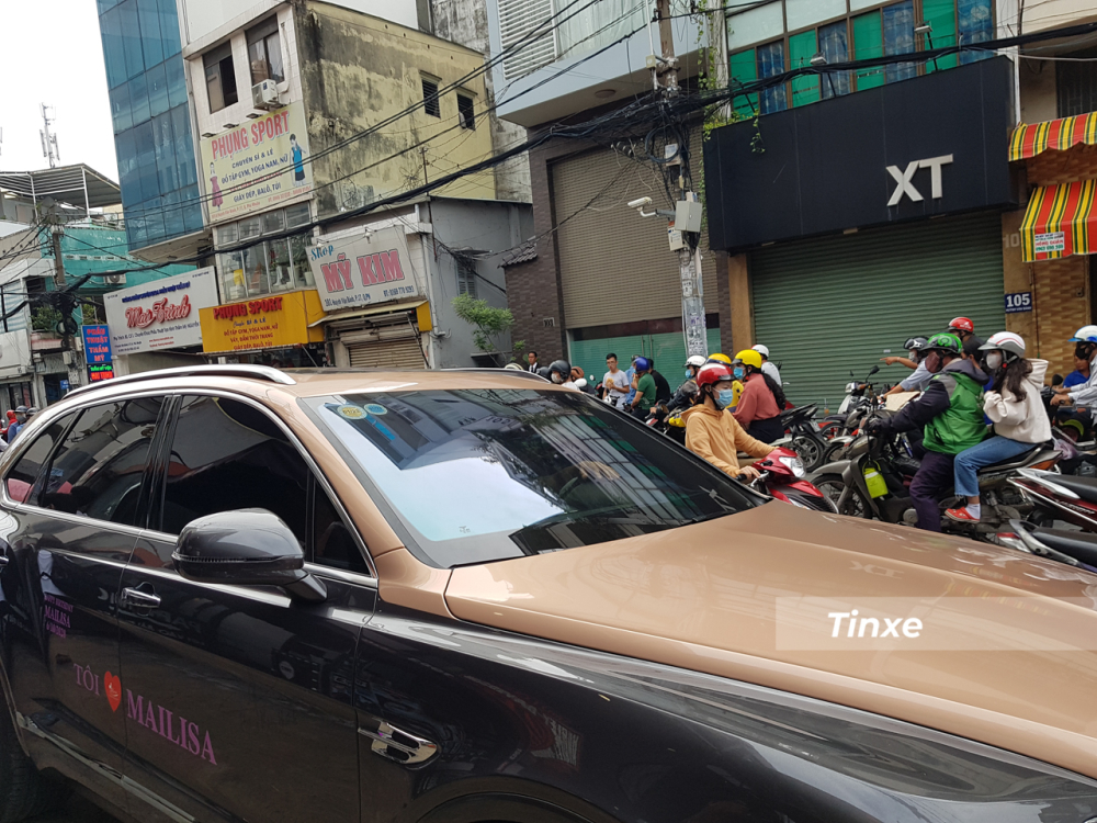 Trong đó, nửa thân dưới của chiếc SUV siêu sang Bentley Bentayga V8 của doanh nhân quận 12 này được hoàn thành với màu sơn xám Magnetic, nửa thân trên bao gồm nắp capô, trần xe và viền cửa mang màu vàng hồng đẹp mắt.