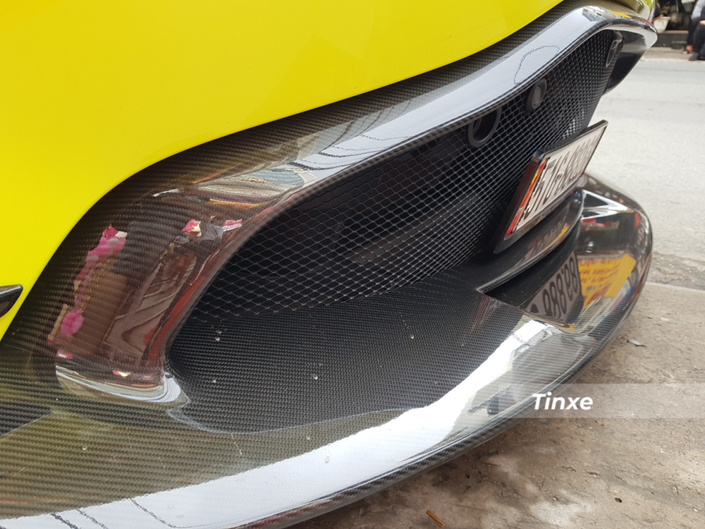 Cản va trước của Aston Martin V8 Vantage hoàn thành bằng carbon bóng