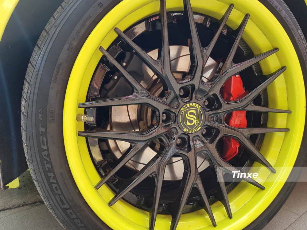 Bộ mâm carbon SV10M Deep Concave FS của Aston Martin V8 Vantage với viền mâm sơn màu vàng chanh tông xuyệt tông ngoại thất xe