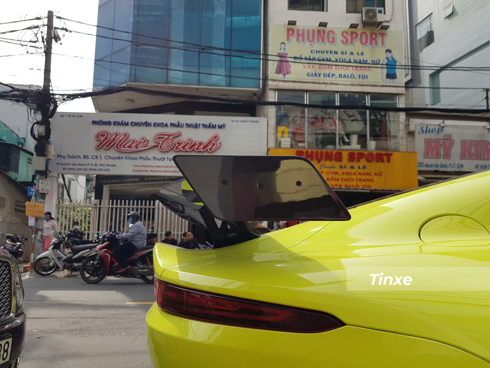 Cánh gió đuôi cố định bằng carbon của Aston Martin V8 Vantage độ body kit AMR