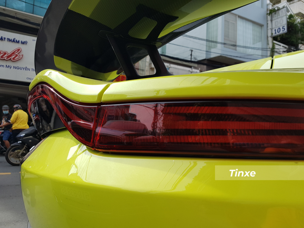 Đèn hậu của Aston Martin V8 Vantage được đánh giá sexy