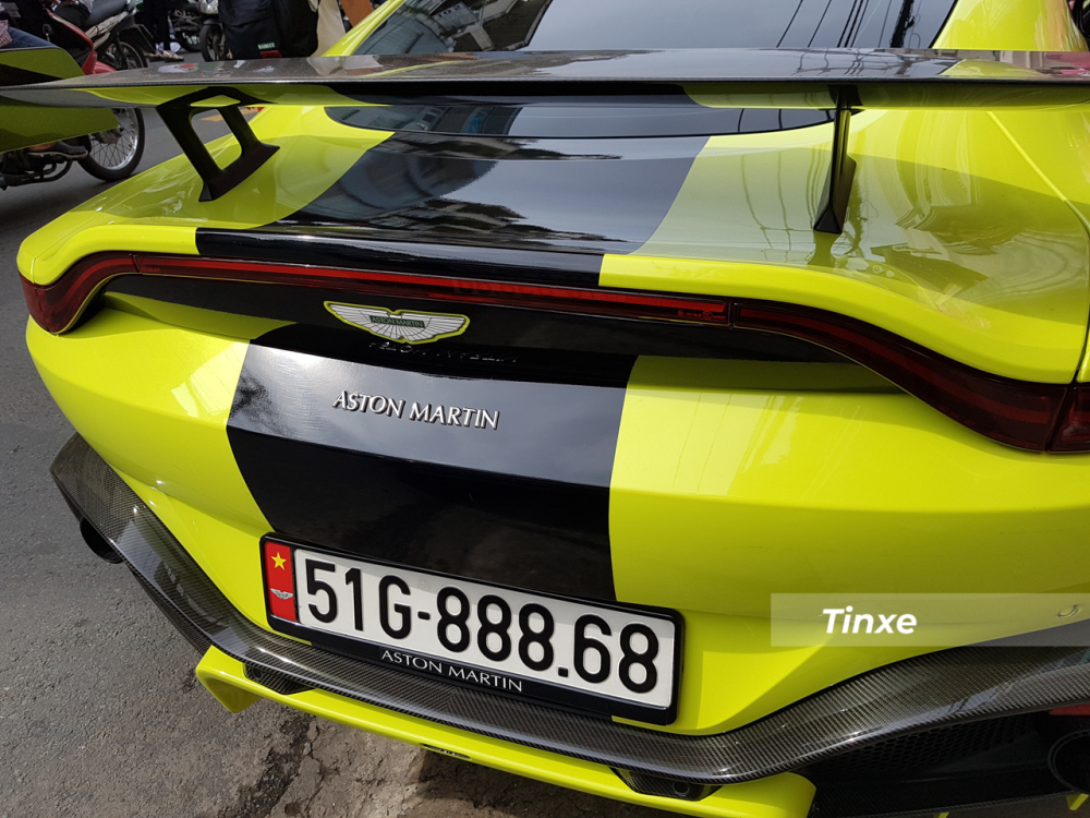 Phần đuôi xe của Aston Martin V8 Vantage độ body kit AMR cá tính với màu sơn của xe, sợi carbon, cánh gió đuôi mới và sọc màu đen dán thêm bằng đề-can